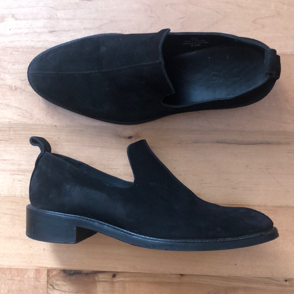 Black suede low cut booties / dress shoes COS